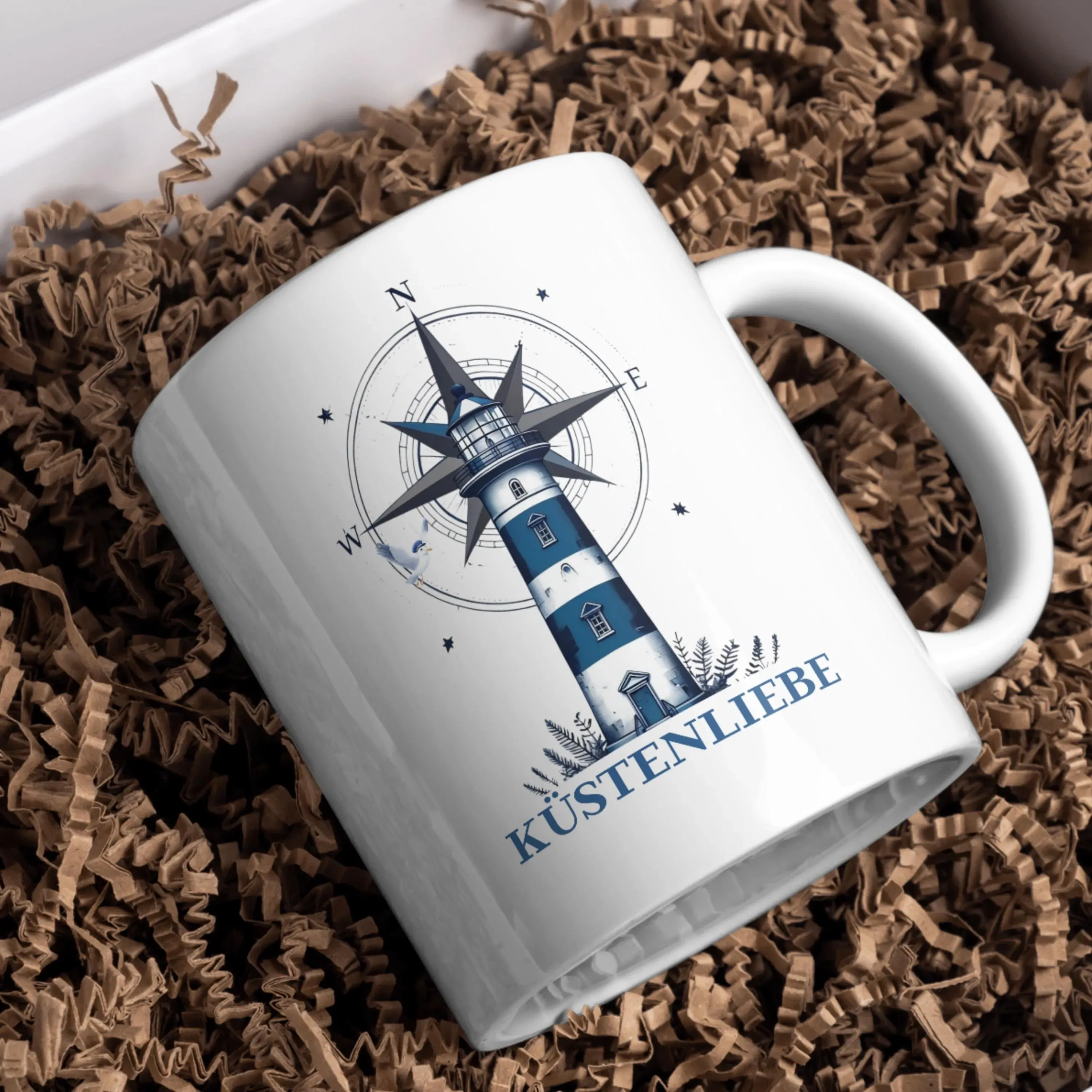 Keramiktasse Küstenliebe – Maritimes Design mit Leuchtturm & Kompass